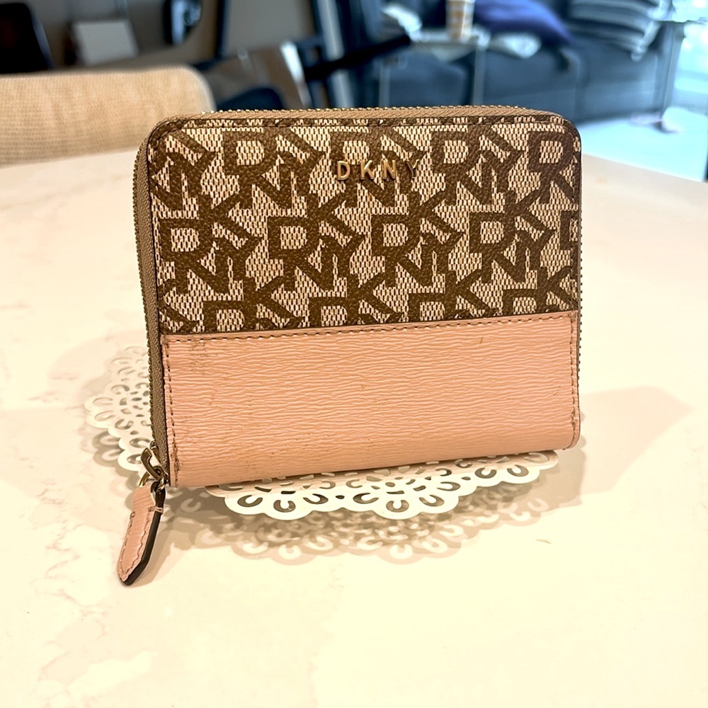 DKNY Wallet - Picture 5 of 5
